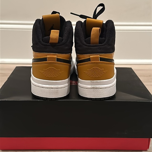 Nike Retro Air Jordan women’s sneakers size 8 mustard yellow black and white - Picture 8 of 10